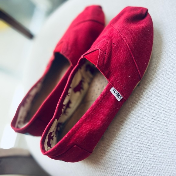 TOMS Shoes Classic Canvas Slip On in Red Size W7 - Picture 2 of 6